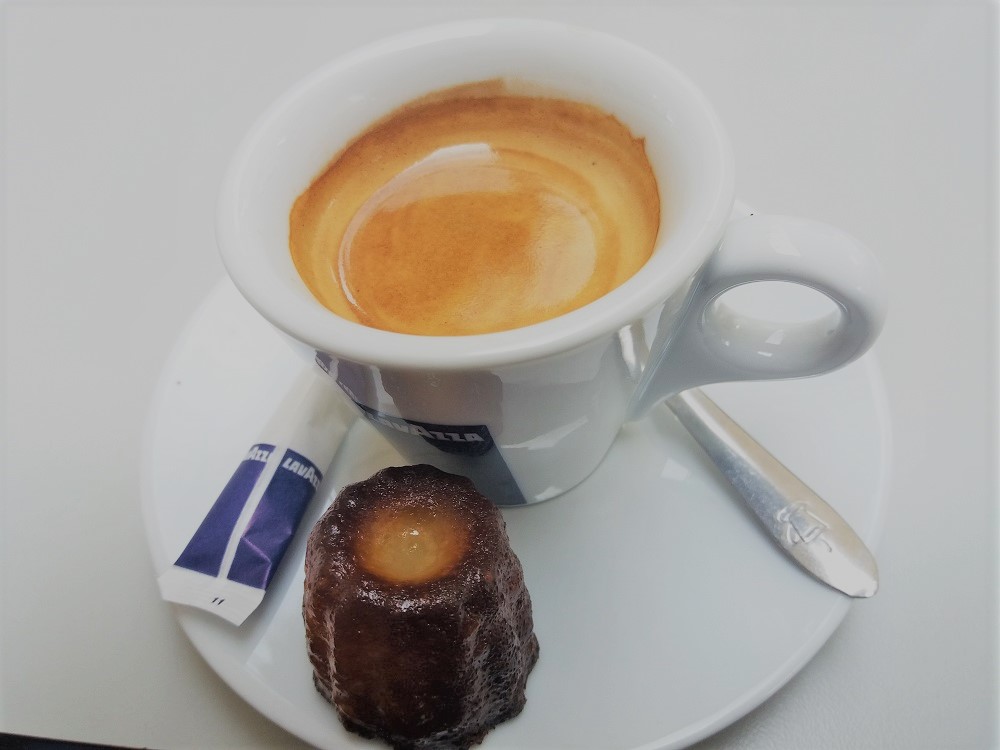 caffè con cannelé al Caffè Français - Bordeaux